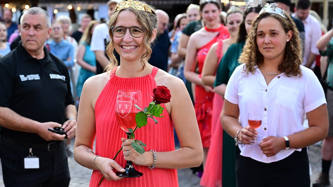 Annkathrin Dötsch füjhrt die Weinmajestäten beim Defilee zur Eröffnung der Rheingauer Weinwoche an.