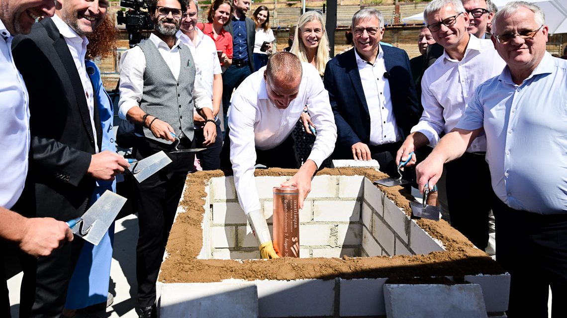 Christian Reichert legt die Zeitkapsel in den Grudnstein.