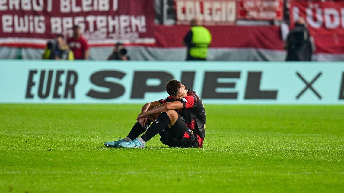 SV Wehen Wiesabden bietet dem FC Bayern München die Stirn.