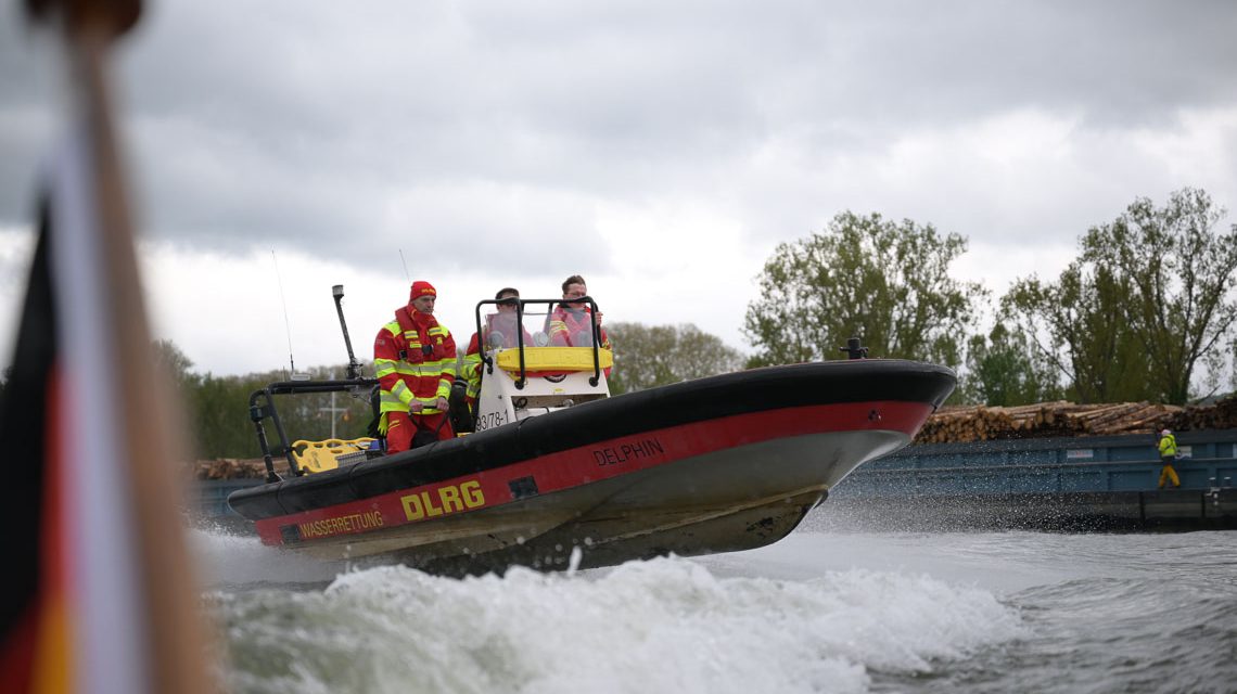 Das Rettungsboot der DLRG Wiesbaden im Einsatz auf dem Rhein: Ein Schwimmer wurde rechtzeitig aus der Strömung geborgen.