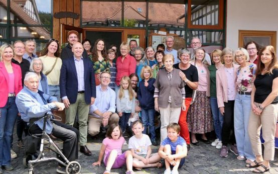 Minister Philipp Pentz im Gespräch mit Wiltrud Thies vor dem Dorfladen Ginseldorf – ein Ort, der Gemeinschaft lebt und für den Hessischen Demografie-Preis 2025 nominiert ist.