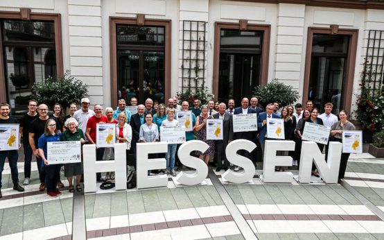 Staatssekretär Benedikt Kuhn gratuliert: Das Gesundheitszentrum Breitscheid erhält den Hessischen Demografie-Preis 2025 in Wiesbaden.