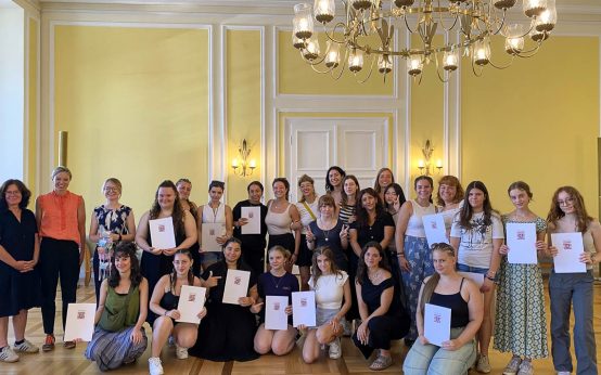 Teilnehmerinnen der deutsch-griechischen Mädchenbegegnung „Girls across Borders“ im Wiesbadener Rathaus – mit kreativen Projekten, Visionen und viel Mut für die Zukunft.