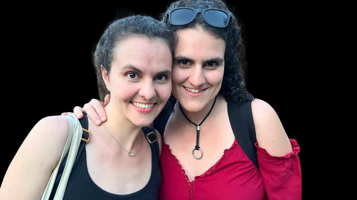 Kiveli Dörken und ihre Schwester Danae (links).