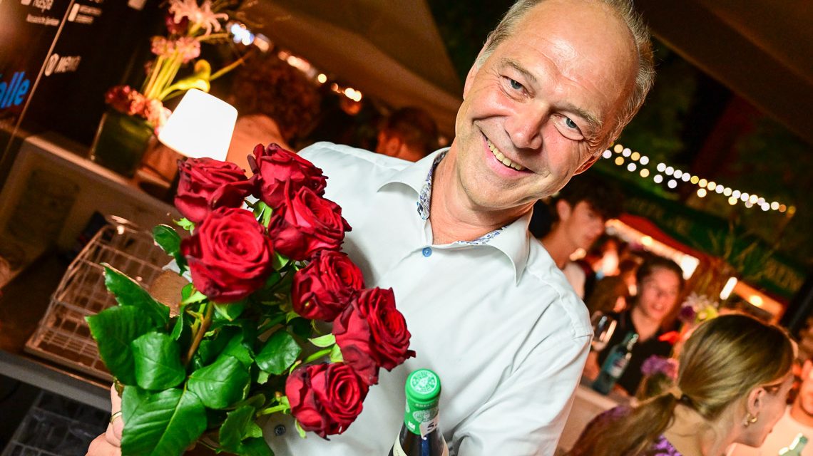 Rosenkavaalier Dr. Gerhard Obermayr, eine Flasche Wein und dazu eine Rose. Am Ende hat es fürs Batte der Rheingauer Weinwoche nicht gereicht.