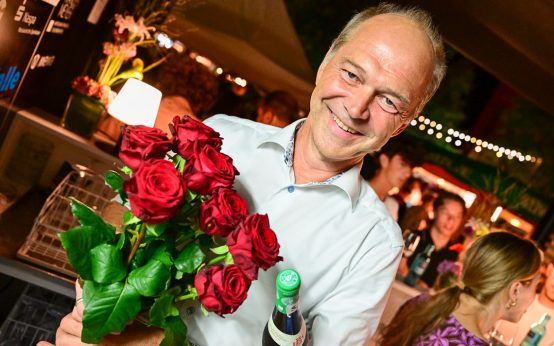 Rosenkavaalier Dr. Gerhard Obermayr, eine Flasche Wein und dazu eine Rose. Am Ende hat es fürs Batte der Rheingauer Weinwoche nicht gereicht.