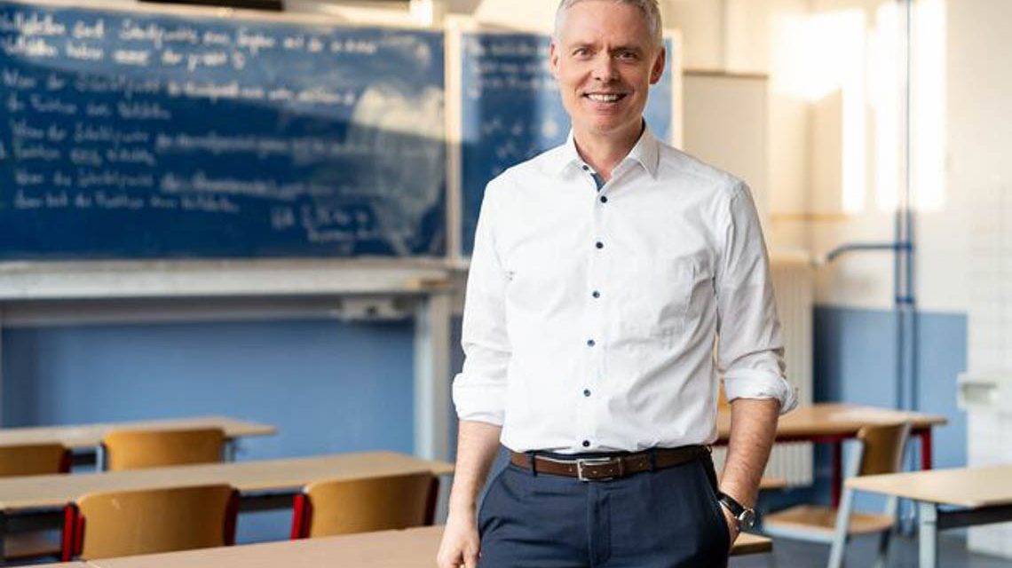 Bildungsstaatssekretär Dr. Manuel Lösel begrüßt die neuen Fünftklässlerinnen und Fünftklässler der Elisabeth-Selbert-Schule Wiesbaden zum Schulstart 2025.