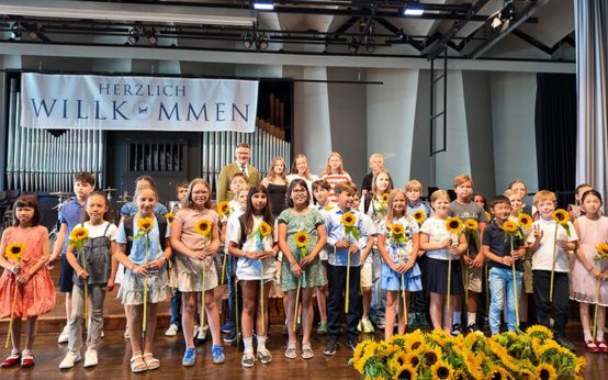 Erstklässler in Frankfurt, Ministerpräsident Rhein besucht Schule. Staatskanzlei