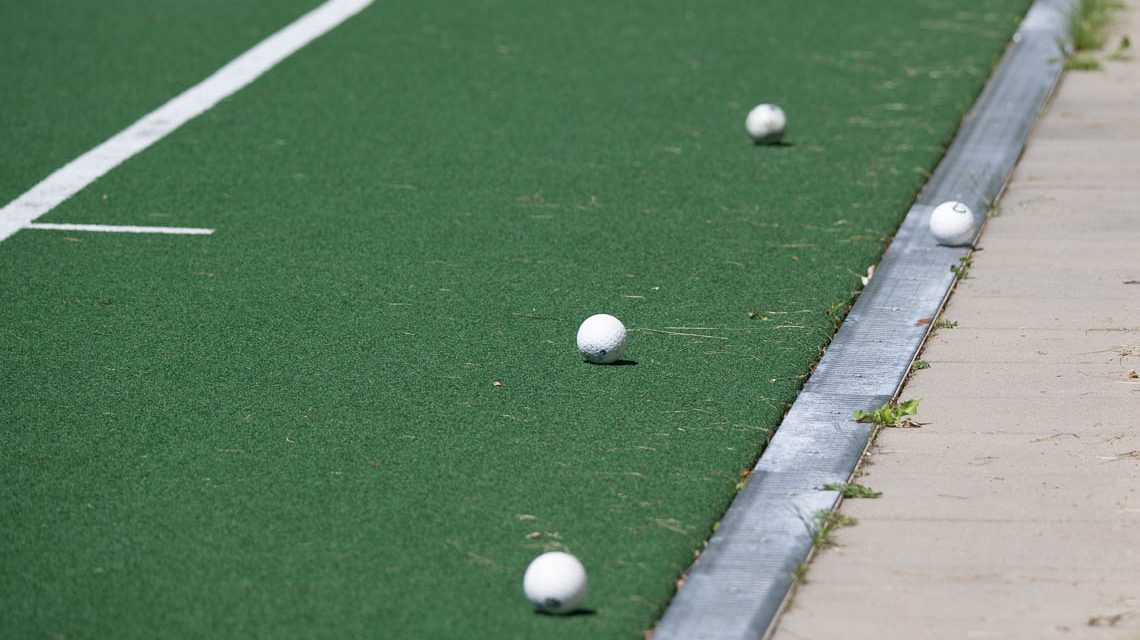Feldhockey, Bälle liegen beim Training außerhalb des Feldes.