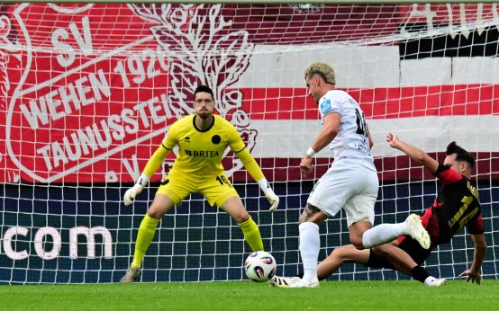 Florian Strietzel, Trkot mit der Nummer 16 wird versteigert.