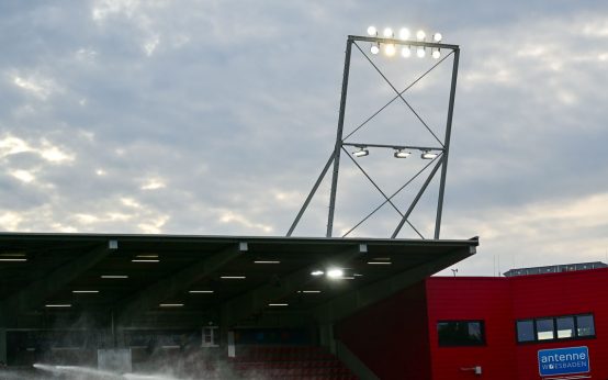Flutlichtspiel in der Brita Arena. Der SV Wehen Wiesbaden empfängt Rot-Weiß Essen.