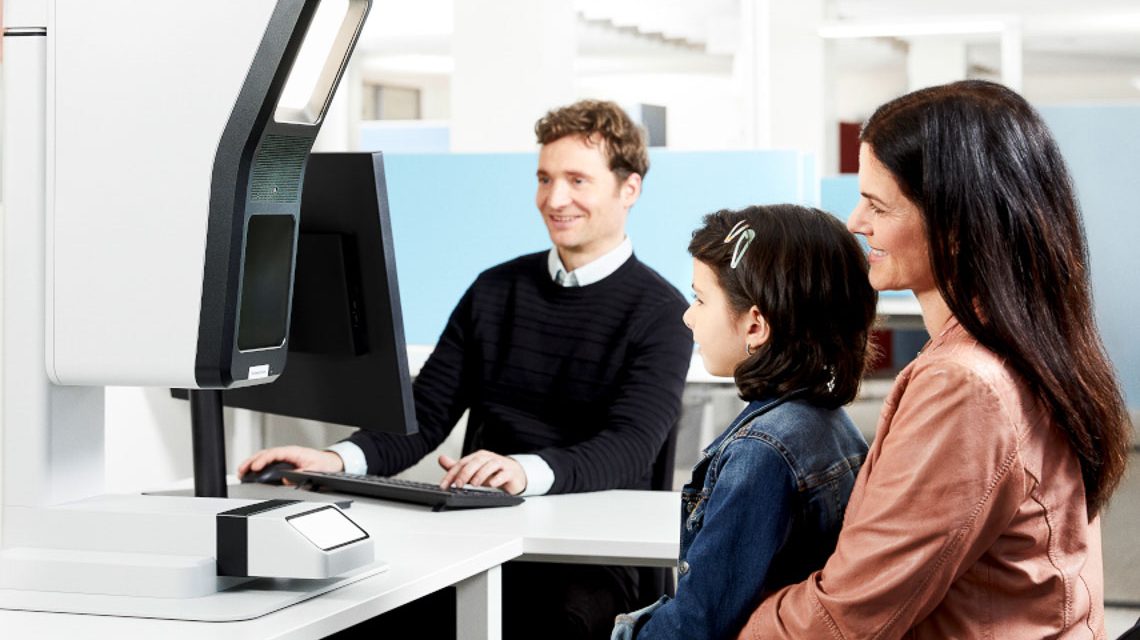 Digitale Passbilder: Point ID Tisch Aufbau, 3 Personen, Mutter mit Kind.