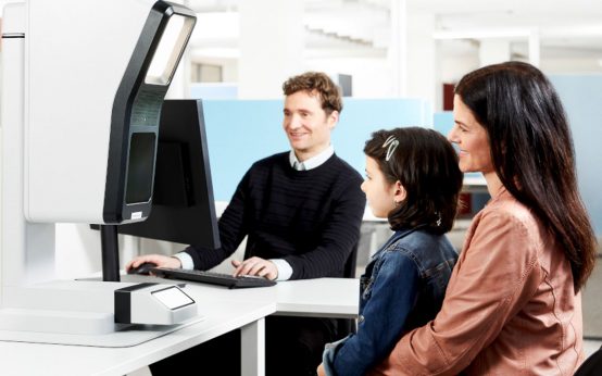 Digitale Passbilder: Point ID Tisch Aufbau, 3 Personen, Mutter mit Kind.