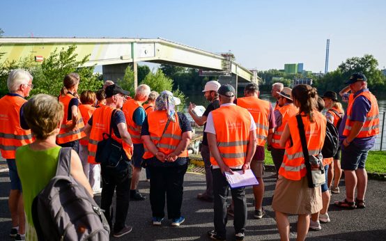 Führung im Industriepark InfraServ und Blick auf die Petersaue.