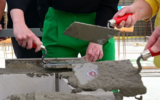 Der Grundstein wird für den Verschluss vorbereitet. 33 neuen Wohnungen zum Hernst 2026.