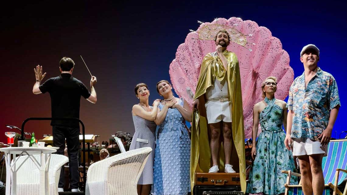 Das Hessische Staatstheater Wiesabden startet mit Theaterfest und Musiktheater in die neue Saison.