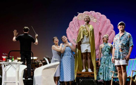 Das Hessische Staatstheater Wiesabden startet mit Theaterfest und Musiktheater in die neue Saison.