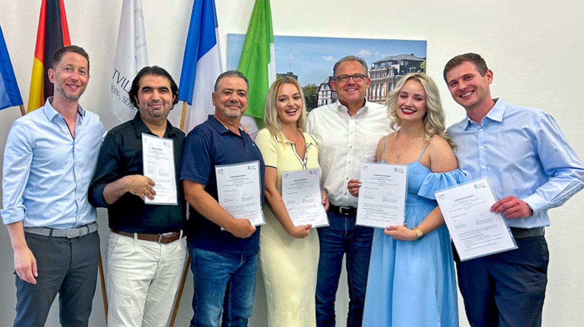 Foto: (v.l.) Thomas Speth, Amtsleiter für Soziales, Ali Demirel, Mohamad Moussa, Viktoriia Filvakova, Bürgermeister Patrick Kunkel, Yana Bezuhla und Yevhenii Bezuhlyi. Auf dem Foto fehlt Vivienne Nazarian.