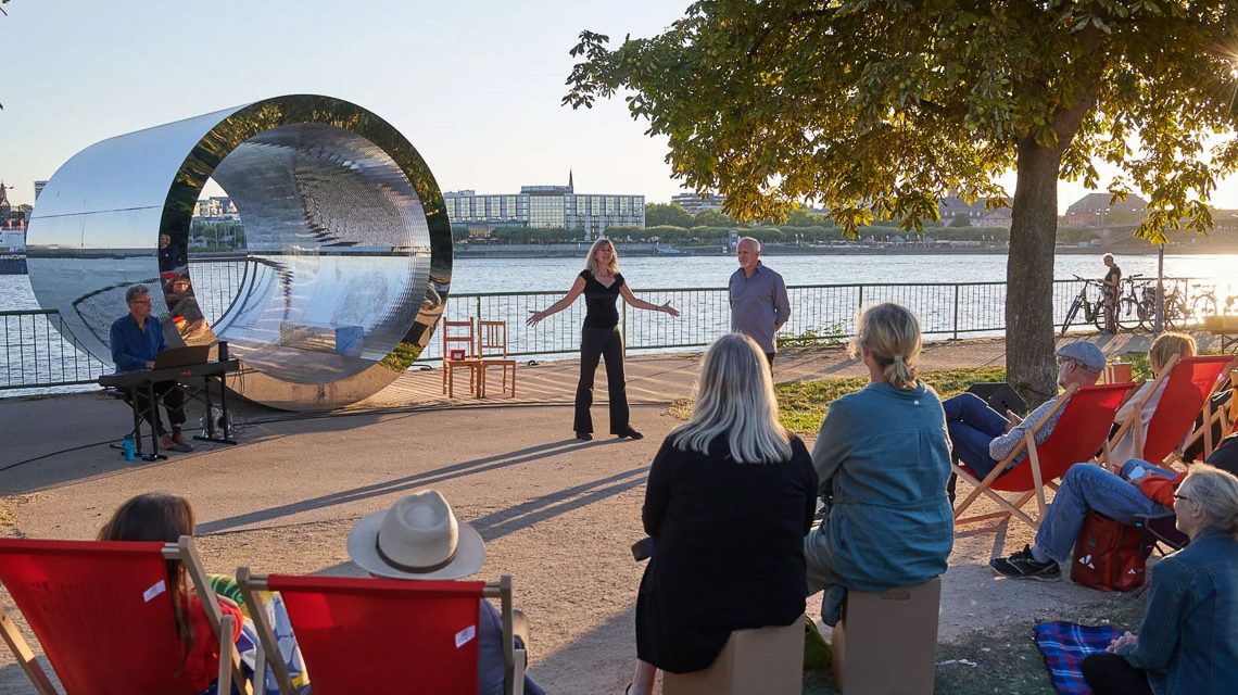 Improtheater am Rheinufer macht Kunst und Landschaft erlebbar