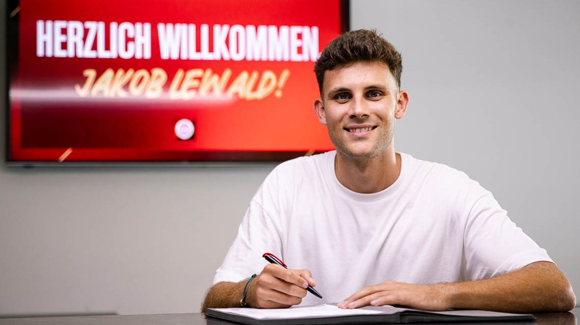 Jakob Lewald unterzeichnet seinen Vertrag.
