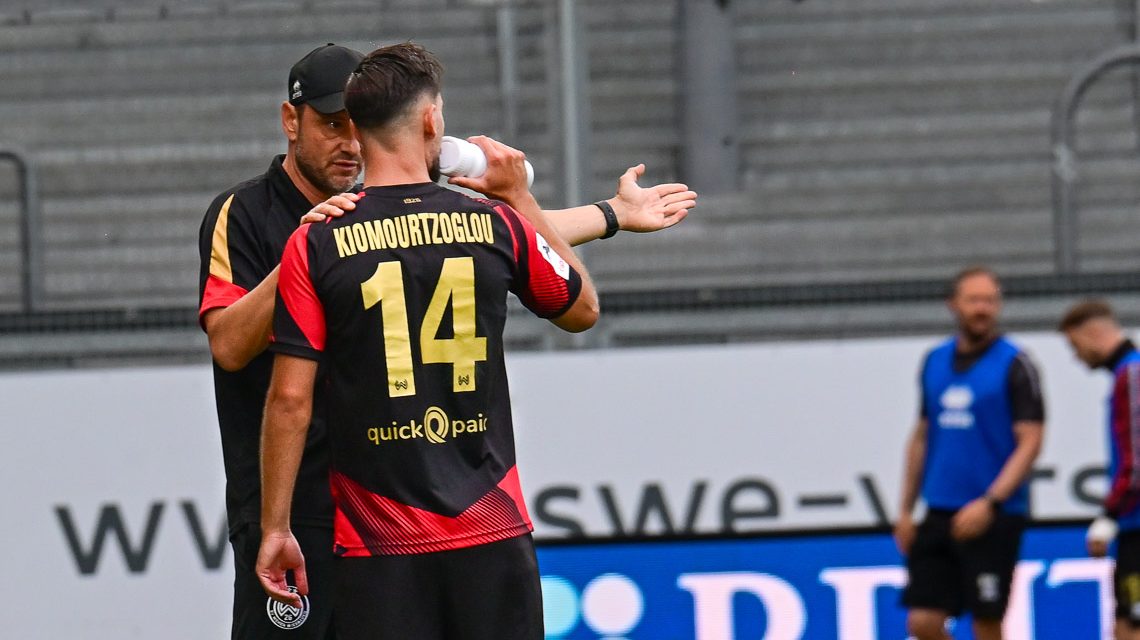 Kimourtzolgou am Seitenrand, im Gespräch mit Trainer Nils Döring