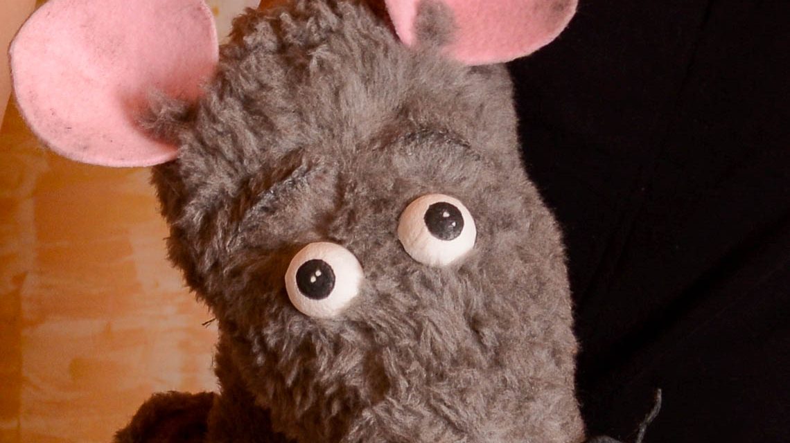 Leseratte Ratz kämpft um Wörter: Das Klexstheater bringt mit „König Rattus“ ein fantasievolles Stück in die Wiesbadener Stadtbibliotheken.