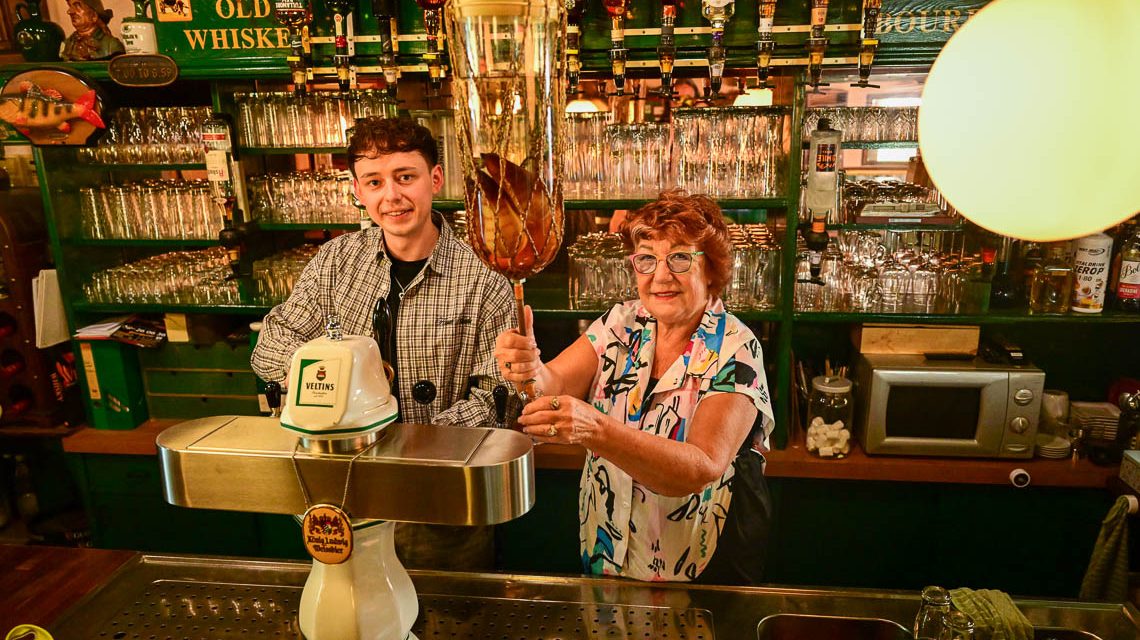 Lukas Schneider zapft ein Guiness und Irmgard Schneider eine Williams Birne.