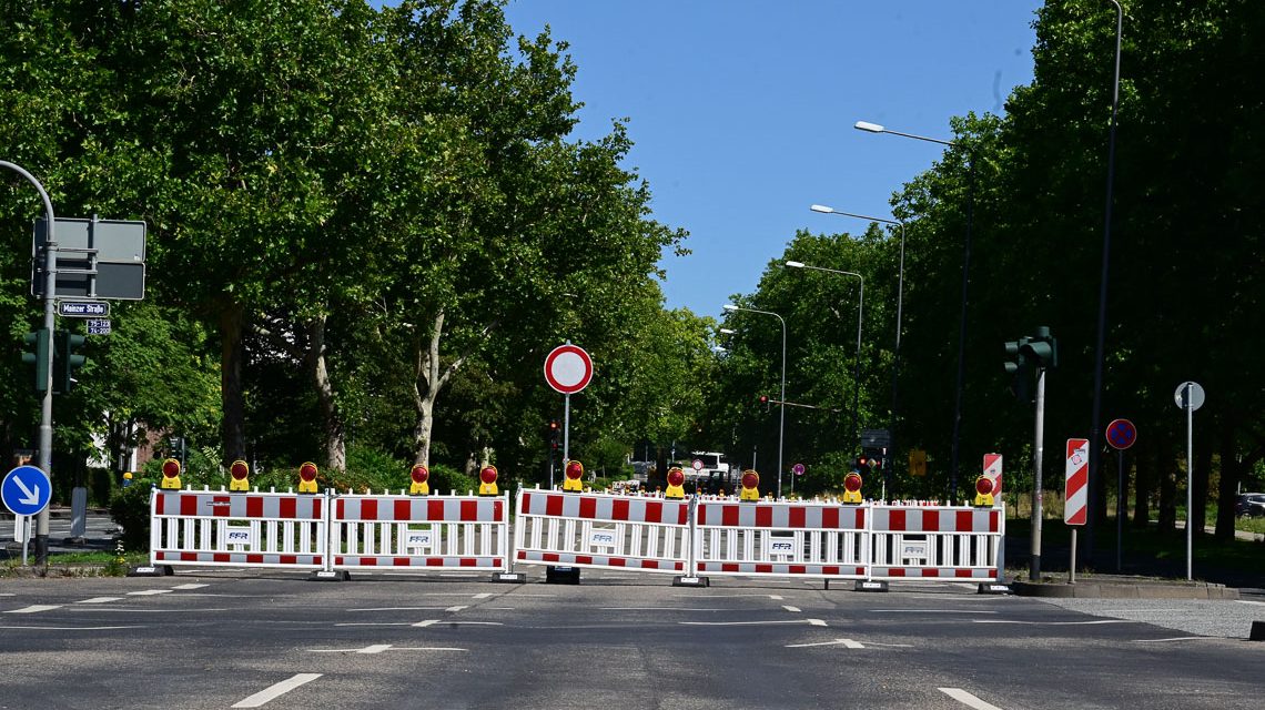 Gustav-Stresemann-Ring Mainzer Straße. Verkehr gesperrt.