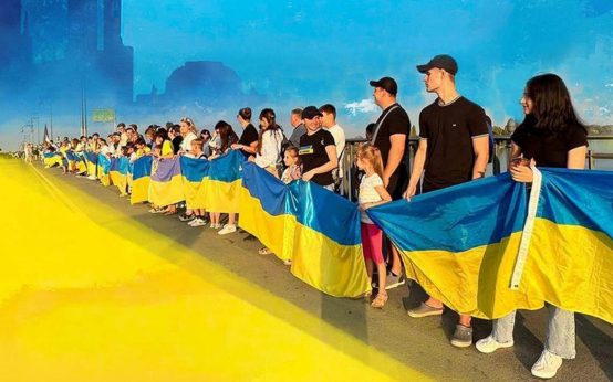 Menschenkette von Wiesbaden nach Mainz, von Mainz nach Wiesbaden.