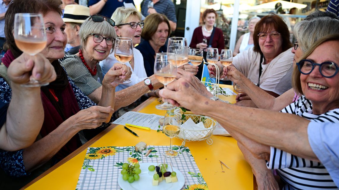 Am Partnerschaftsweinstand: Winzerinnen aus Kamjanez-Podilsky präsentieren ihre seltenen Weine – und stoßen mit Wiesbadenern auf Freundschaft und Solidarität an.