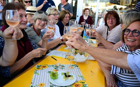 Am Partnerschaftsweinstand: Winzerinnen aus Kamjanez-Podilsky präsentieren ihre seltenen Weine – und stoßen mit Wiesbadenern auf Freundschaft und Solidarität an.
