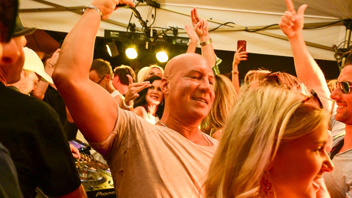 Rave auf dem Weinfest