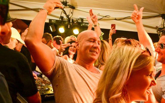 Rave auf dem Weinfest