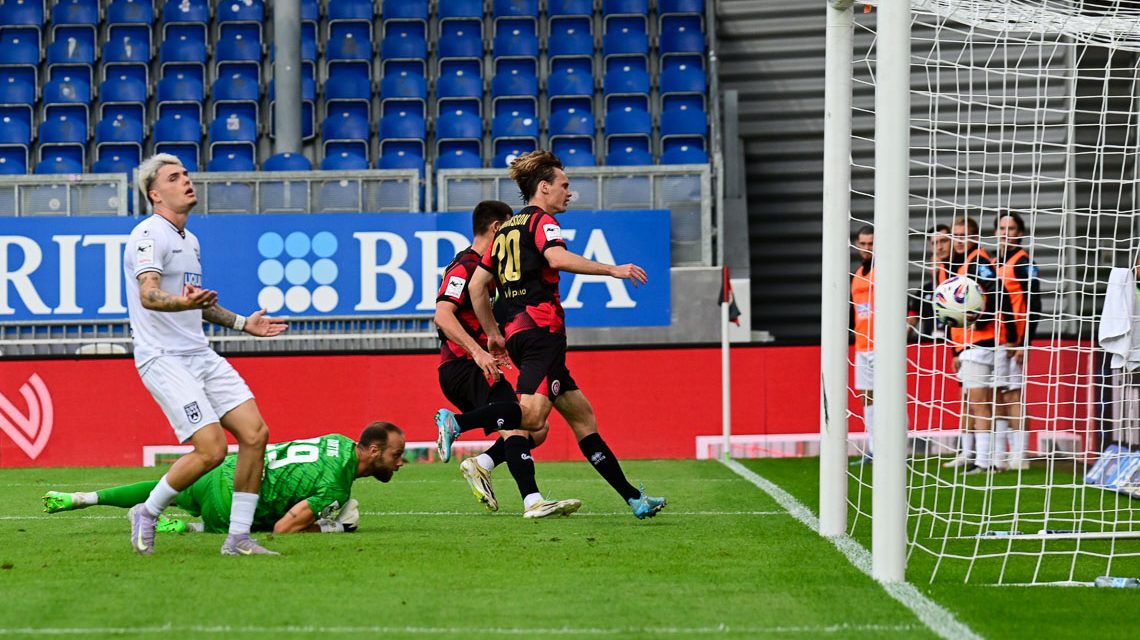 Ryan Johansson schießt überraschend das 1:0. Wiesbaden geht in Führung.