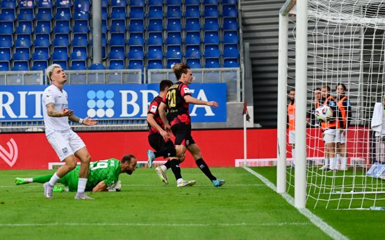 Ryan Johansson schießt überraschend das 1:0. Wiesbaden geht in Führung.