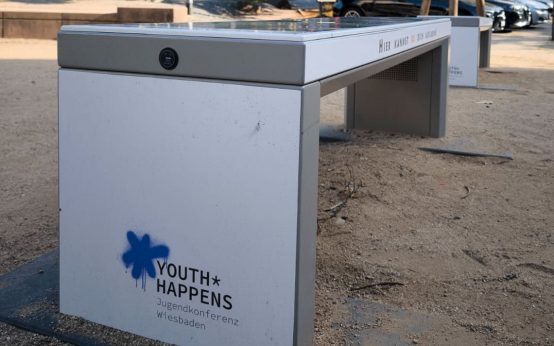Sitzen, laden, Zukunft tanken: Wiesbadens neue Solarbänke verbinden Alltag mit smarter Nachhaltigkeit.