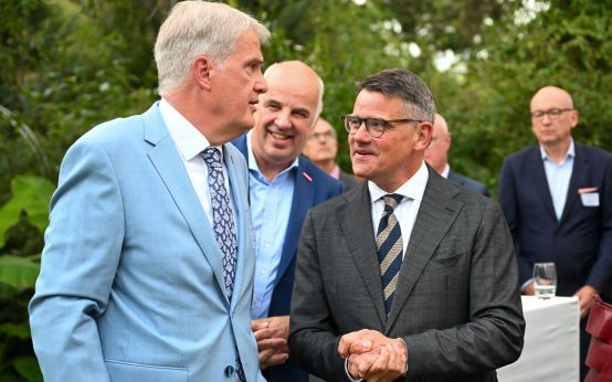 Sommerempfan des Landesbeauftragten der Hessischen Kirchen Dr, Martin Menke im Gespräch mit Boris Rhein.
