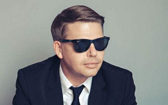 om-Oliver Regenauer liest am 15. September 2025 im Wiesbadener Tattersall aus seinem neuen Werk „H O P I U M“ – eine Analyse unserer zerrissenen Gegenwart.