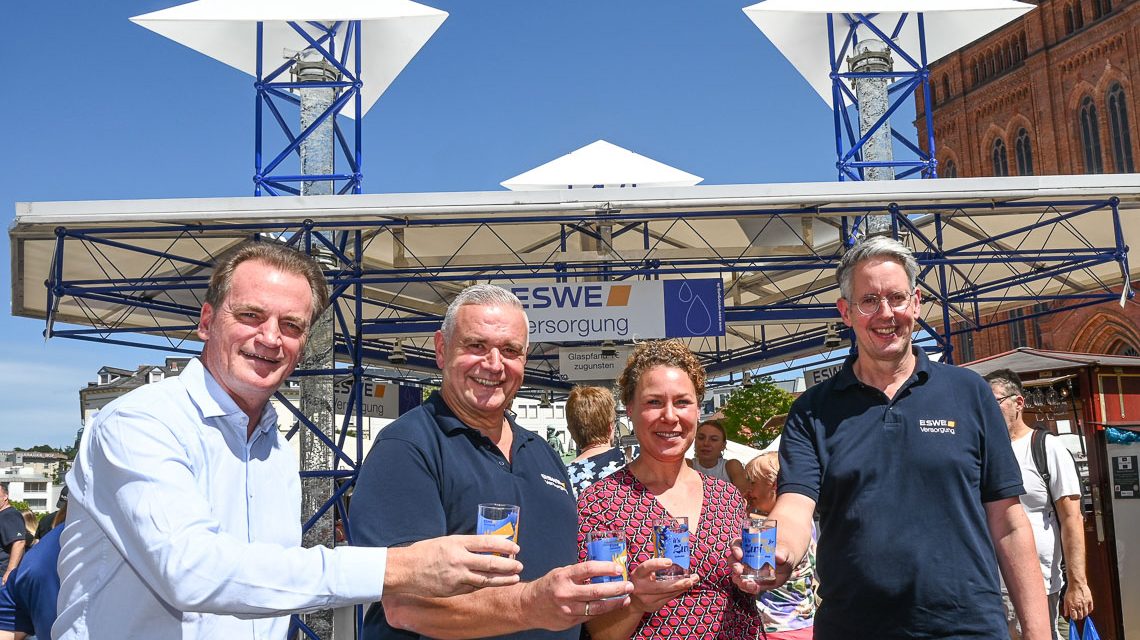 Wasserstand: Sorgen für Erfrischung beim Weinfest (v. l.): Prof. Dr. med. Martin Liebetrau, ESWE- Vorstands-Chef Jörg Höhler, Künstlerin Mirjam Pönisch und ESWE- Vorstandsmitglied Dr. Oliver Malerius.