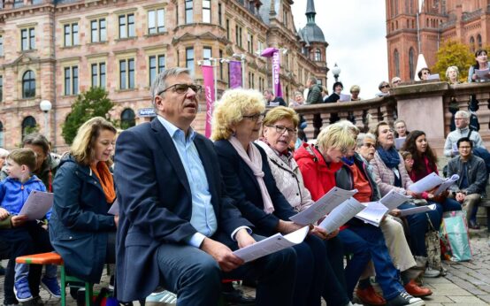 Wiesbaden singt. Oberbürgermeister Gerd-Uwe Mende in seinem ersten Amtsjahr und Stadtverordnetenvorsteherin Christa Gabriel.