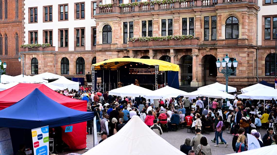 Blick über dem Schlossplatz, interkulturelles Sommerfest 2024.