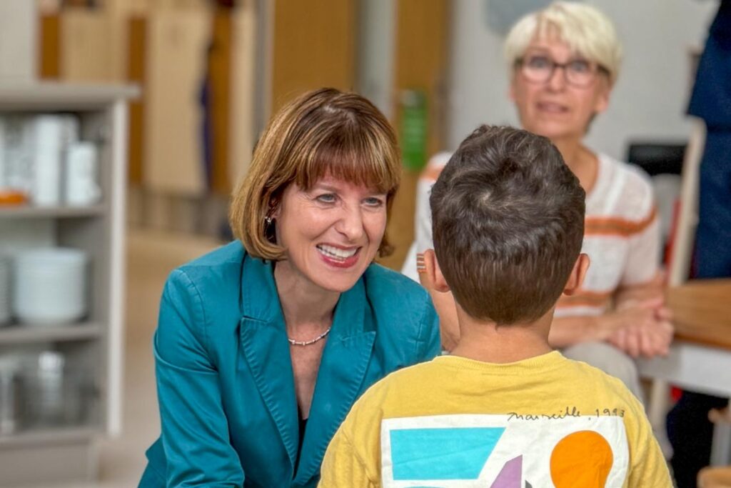 Sozialminiusterin Petra Hoffmann in der Kita zum Modellprojekt-Start.