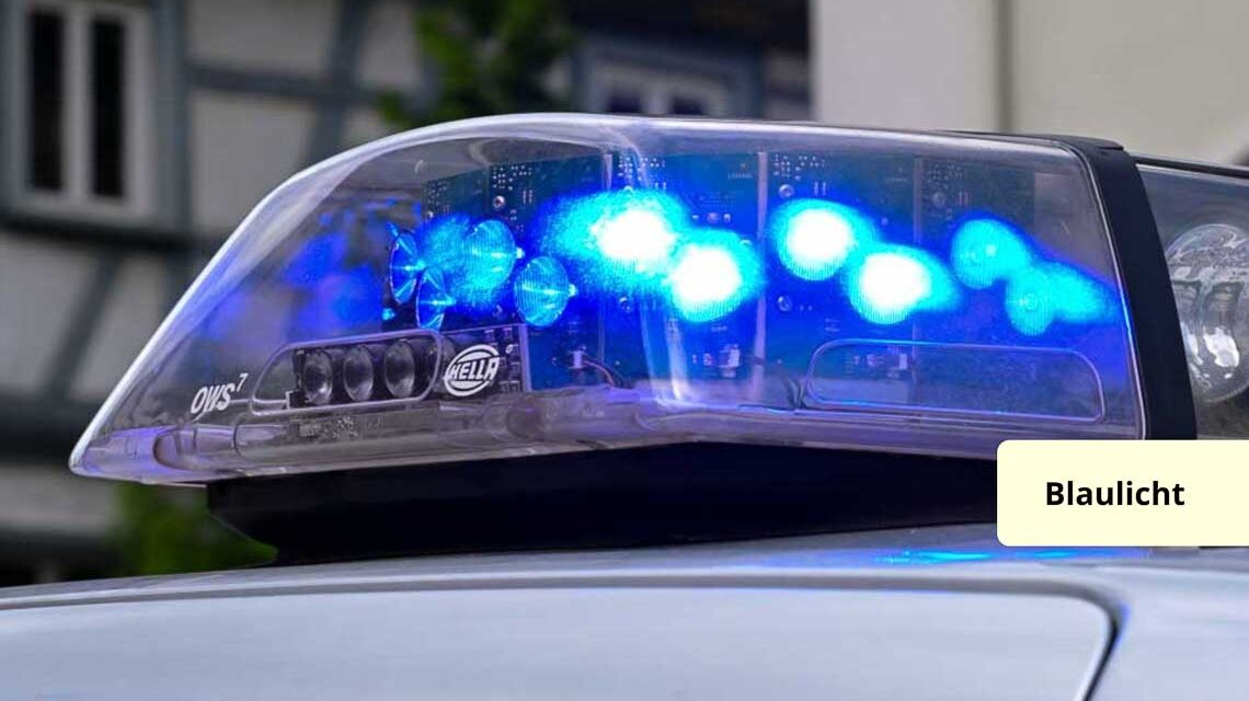 Blaulicht eines Polizeiautos am helligtem Tag, im Hintergrund Fachwerk.