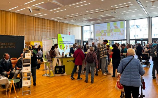 Besucher testen moderne Medizintechnik beim Infotag Gesundheit im Rhein-Main Congress-Center Wiesbaden – hier am Stand der ATOS Klinik.