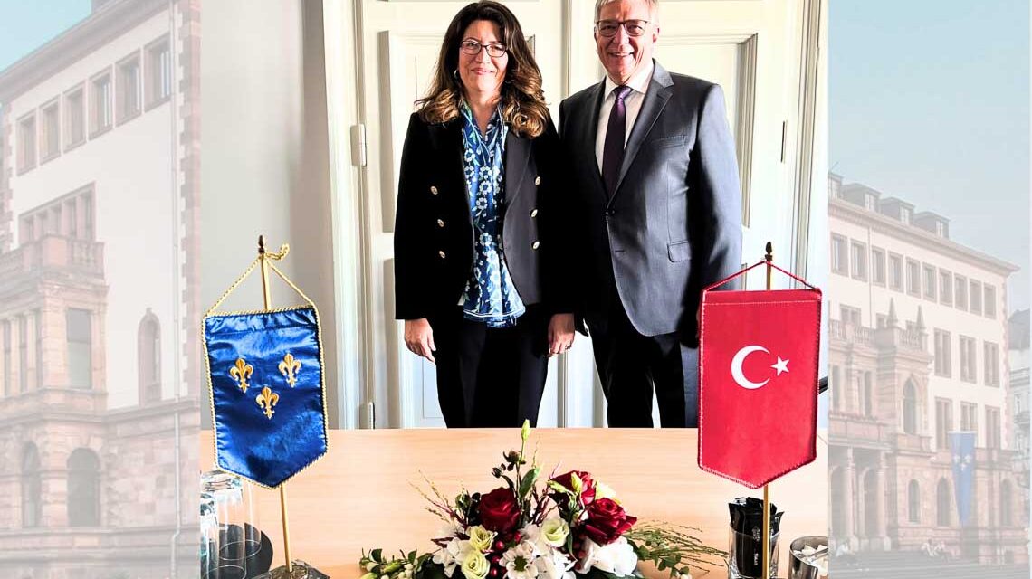 Generalkonsulin Nagihan İlknur Akdevelioğlu und Oberbürgermeister Gert-Uwe Mende im kleinen Festsaal.