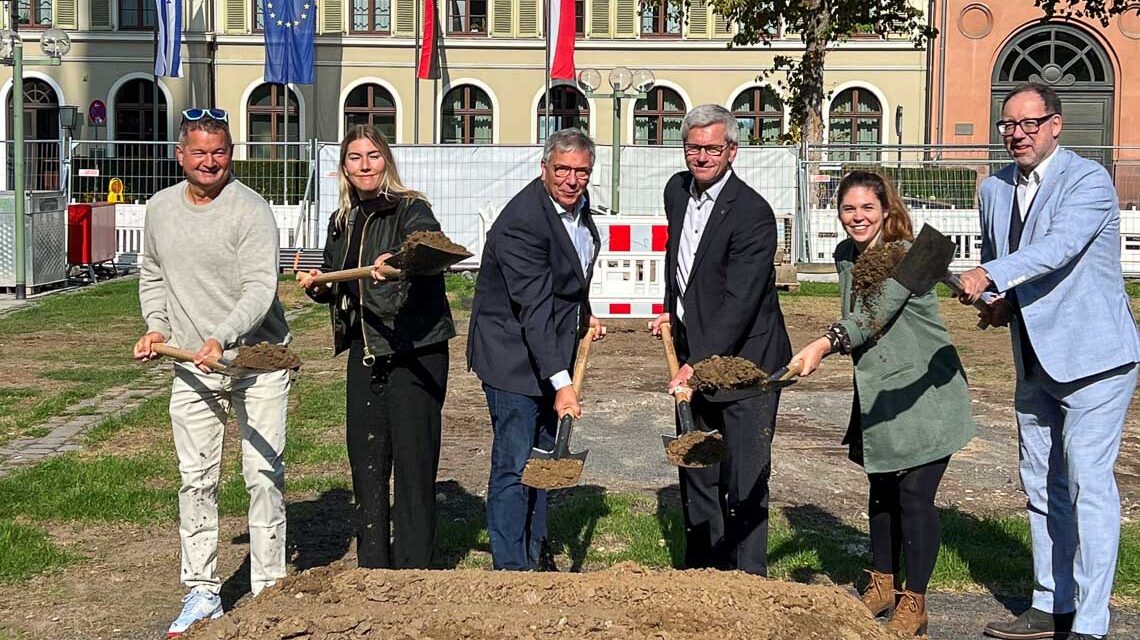 Ortsvorsteher Guido Haas, stellvertretende Stadtverordnetenvorsteherin Nele Siedenburg, Oberbürgermeister Gert-Uwe Mende, Baudezernent Andreas Kowol, Lyn Gramenz von dem bauausführenden Unternehmen und Stadtkonservator Martin Horsten beim symbolischen Spatenstich auf dem Schlossplatz.