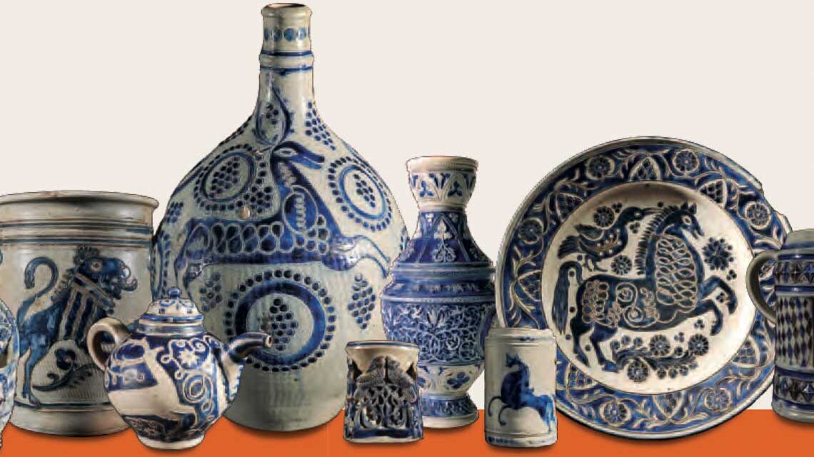 Krug und Kamera im Dialog: Westerwälder Steinzeug trifft auf Fotografien von Eckart Bartnik – Tradition und Gegenwart verschmelzen in der Ausstellung des Stadtmuseums am Markt.