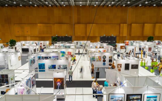 Blick in die Ausstellung ARTe Wiesbaden.