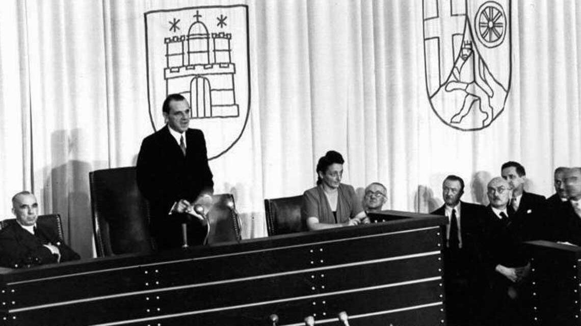 Erich Köhler wird zum (ersten) Bundestagspräsidenten gewählt und spricht zu den Abgeordneten.