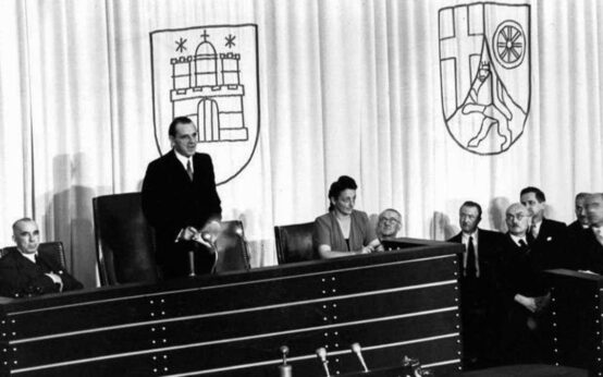 Erich Köhler wird zum (ersten) Bundestagspräsidenten gewählt und spricht zu den Abgeordneten.